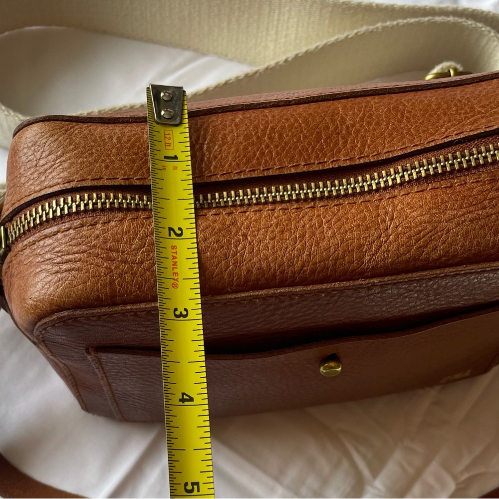 Madewell Transport Camera Bag in the popular color English Saddle - Picture 5 of 7